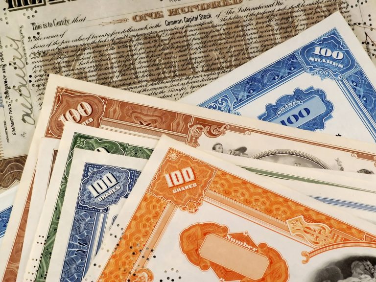 Scared of Stocks, Young Investors Park Money in Cash