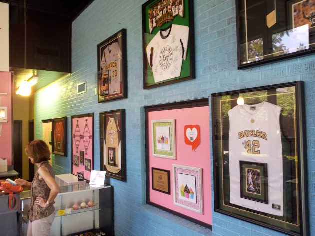 Inside of What About Cupcakes in Waco, Texas