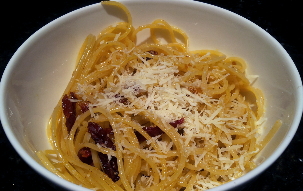 Spicy Spaghetti Aglio e Olio with Sun Dried Tomatoes In Bowl