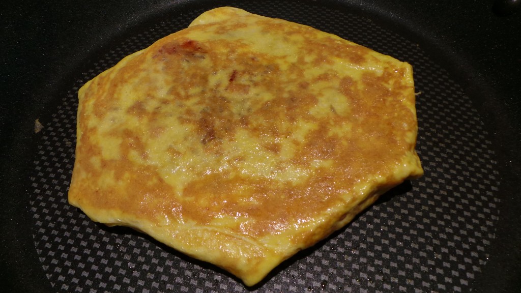 acabamento de Omurice virado na frigideira